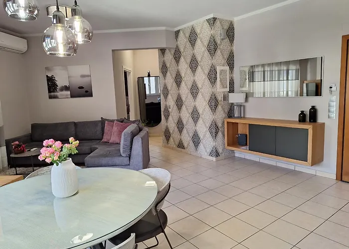 Ioanna's Luxury Two Bedroom Apartment *